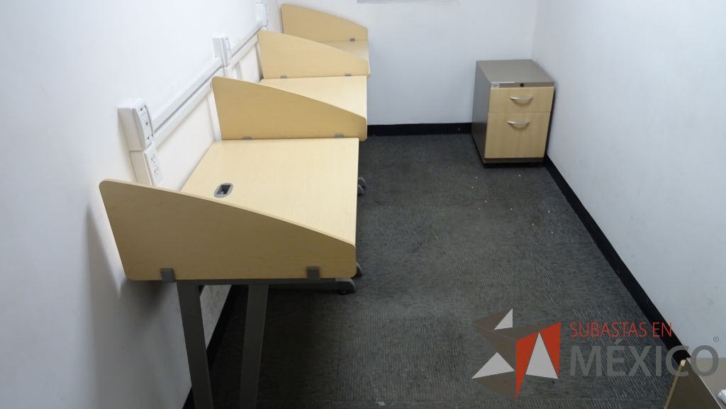 Lote 005 - Estación de trabajo para 3 personas con dos archiveros - Imagen 2