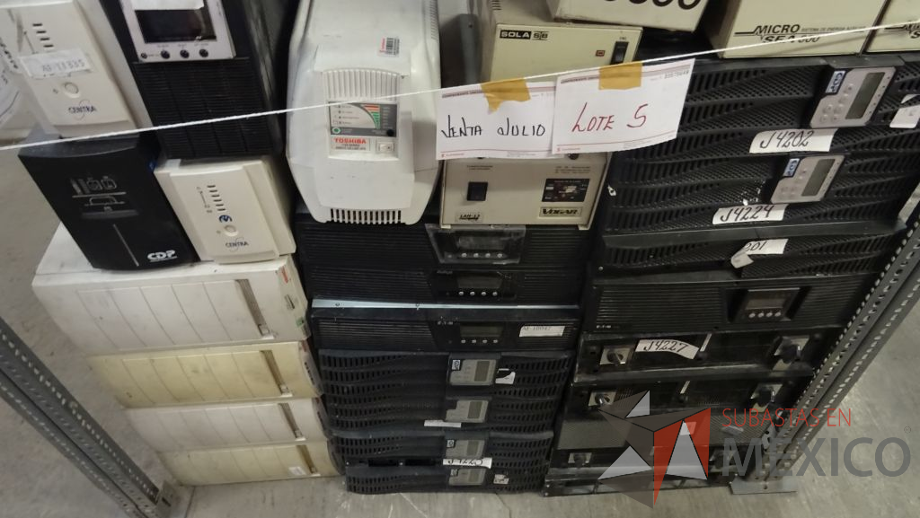 Lote 005 - UPS, reguladores de voltaje y sistemas auxiliares de diferentes marcas - Imagen 3