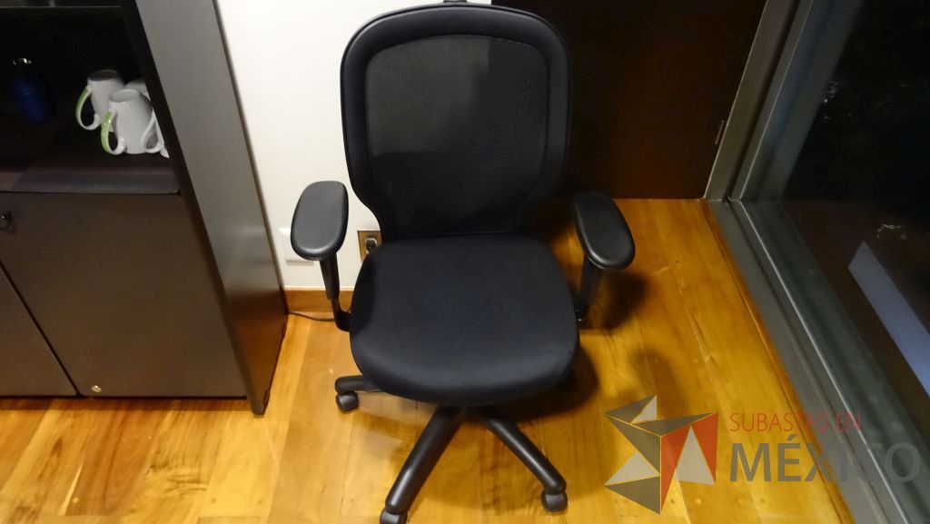 Lote 053 - 3 Sillas ejecutivas con respaldo de maya, asiento de tela, descansabrazos y ruedas