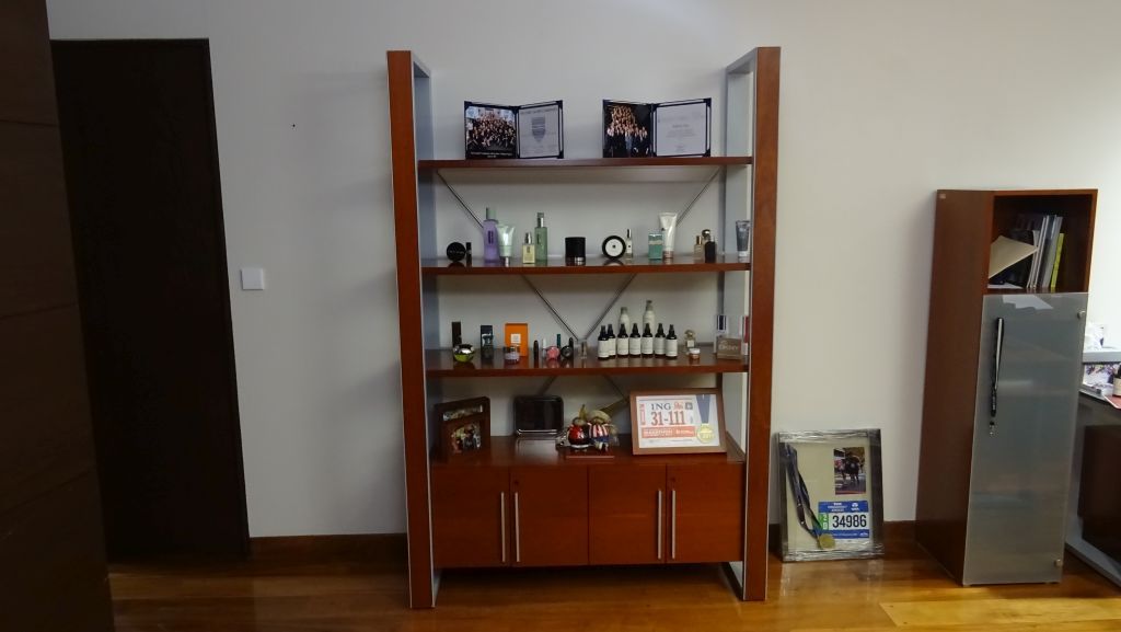 Lote 069 - Librero de madera con cuatro separaciones y cuatro puertas de madera marca Riviera