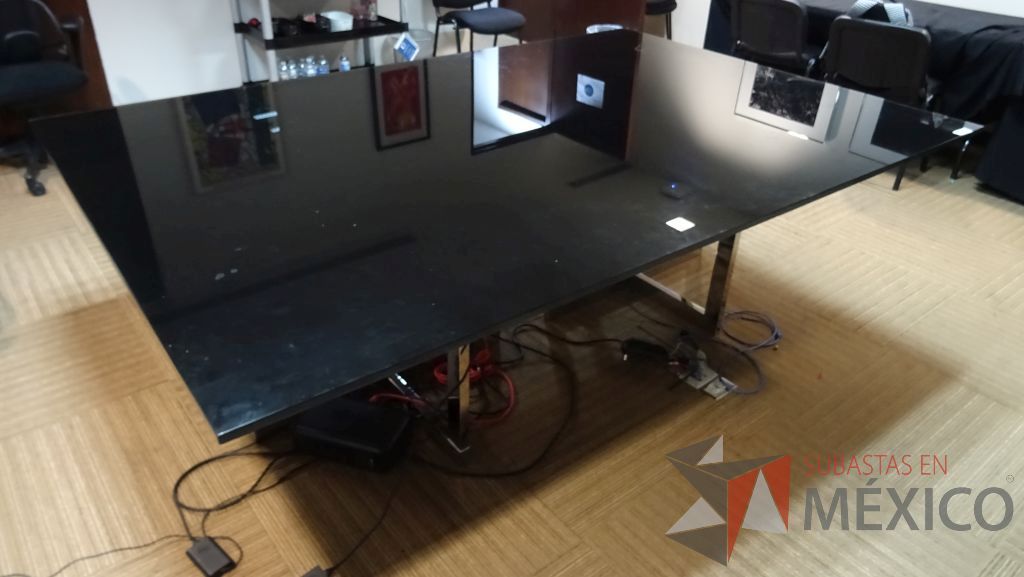 Lote 075 - Mesa para sala de juntas con cubierta de vidrio color negro y base metálica - Imagen 2