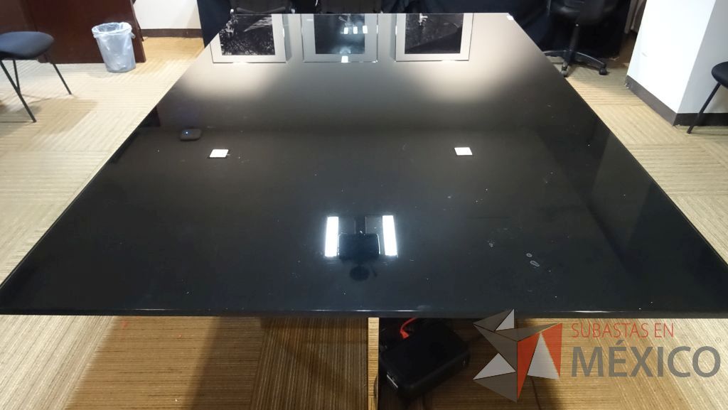 Lote 075 - Mesa para sala de juntas con cubierta de vidrio color negro y base metálica - Imagen 3