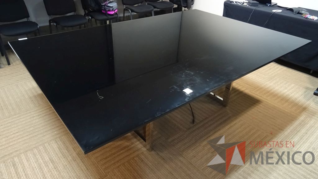 Lote 075 - Mesa para sala de juntas con cubierta de vidrio color negro y base metálica