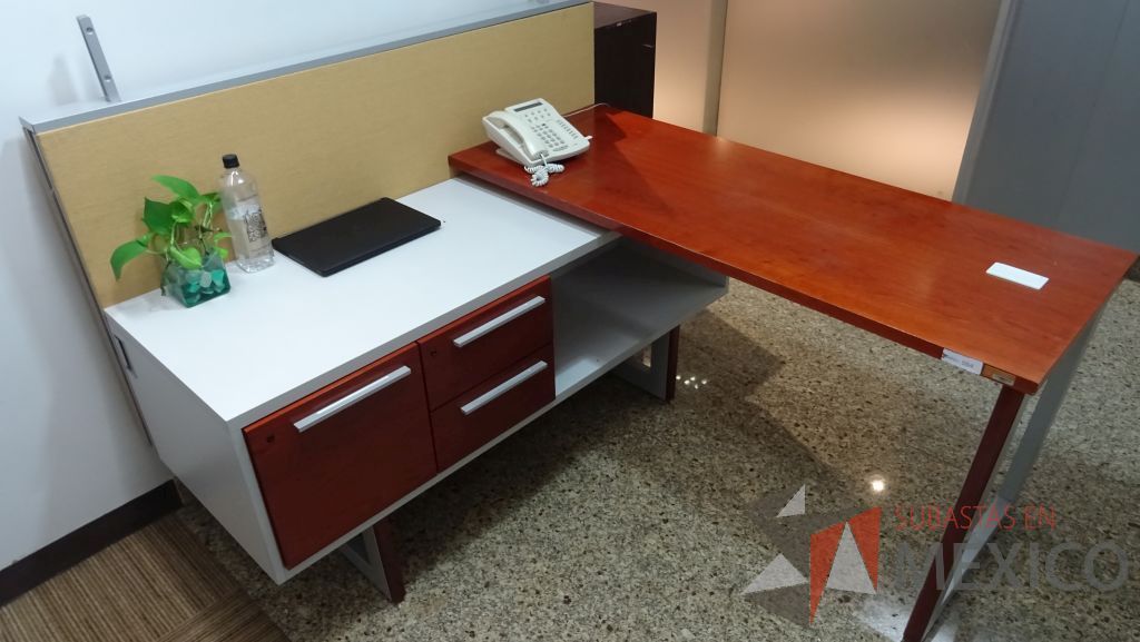 Lote 029 - 5 Estaciones de trabajo para una persona con mampara de tela y vidrio, cuenta con credenza con tres cajones