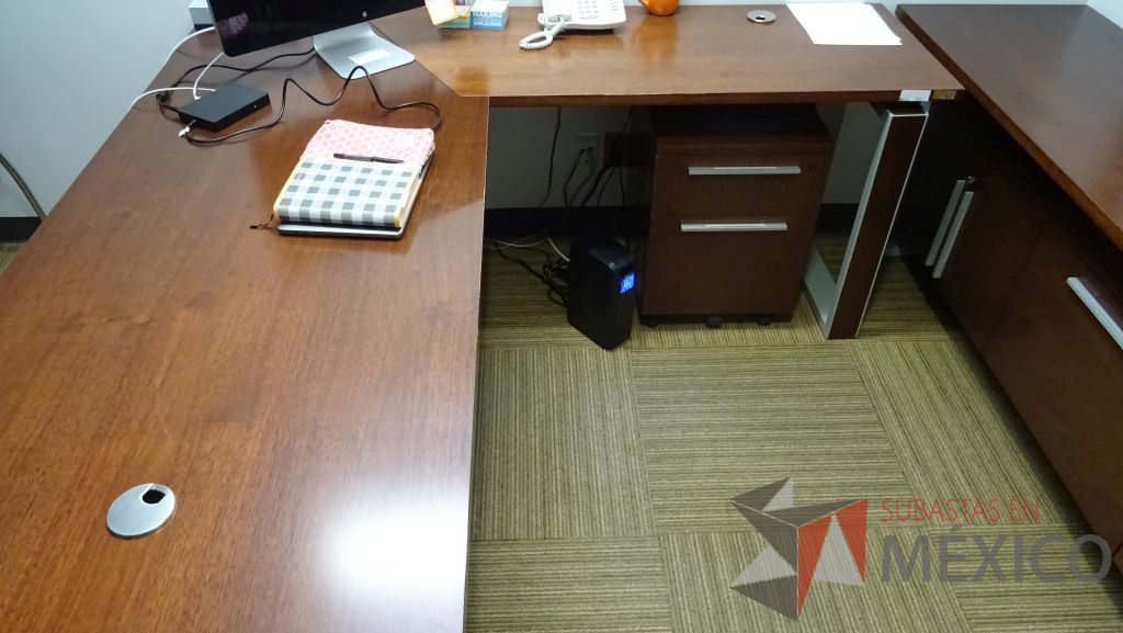 Lote 080 - 2 Escritorios en L con cubierta de madera archivero de dos cajones, credenza con un cajón y cuatro puertas - Imagen 2