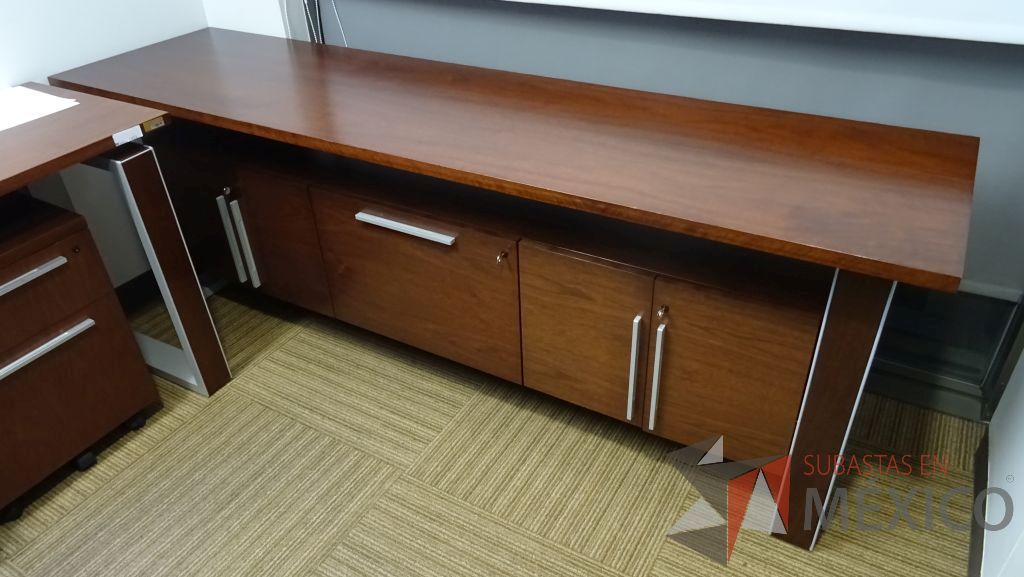 Lote 080 - 2 Escritorios en L con cubierta de madera archivero de dos cajones, credenza con un cajón y cuatro puertas - Imagen 3