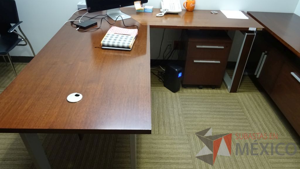 Lote 080 - 2 Escritorios en L con cubierta de madera archivero de dos cajones, credenza con un cajón y cuatro puertas - Imagen 4