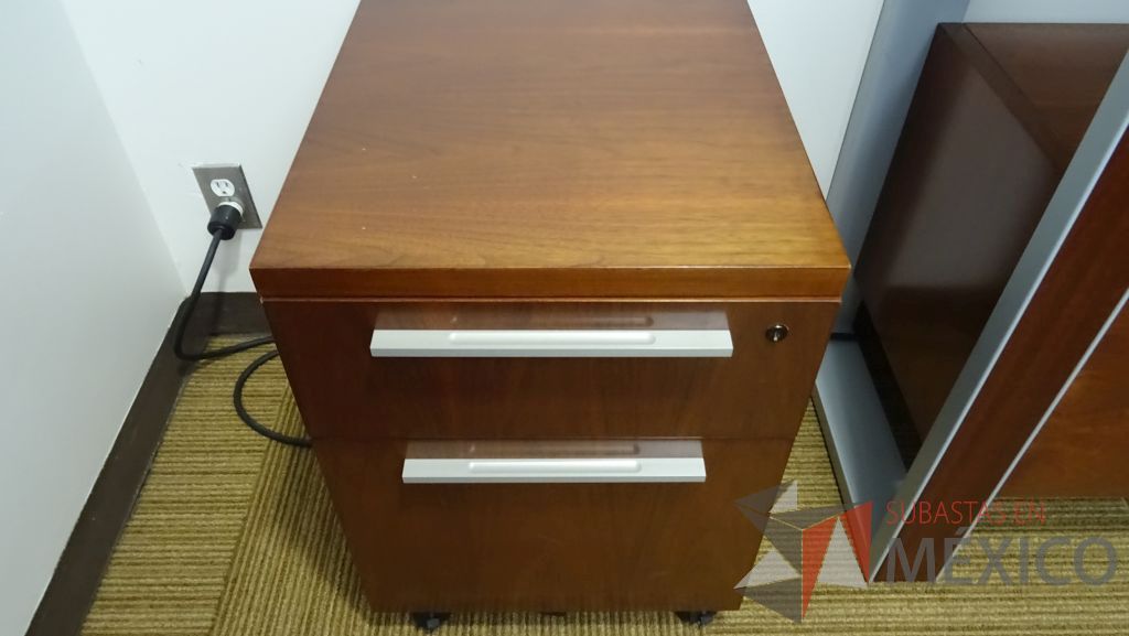 Lote 080 - 2 Escritorios en L con cubierta de madera archivero de dos cajones, credenza con un cajón y cuatro puertas - Imagen 5