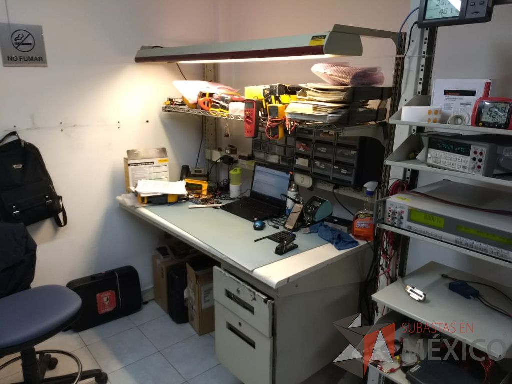 Lote 049 - Mesa de trabajo con repisa, montada sobre mampara