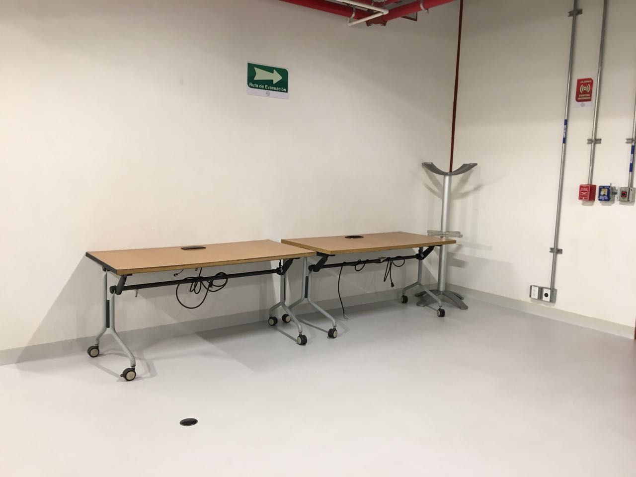 Lote 065 - 2 Mesas de trabajo con cubierta de madera y ruedas