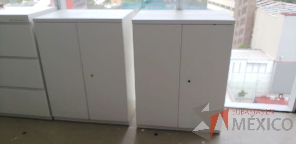 Lote 001 - Escritorio ejecutivo y Estación de trabajo con Archiveros y Gabinetes - Imagen 3