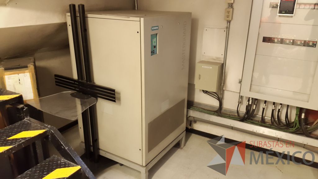 Lote 011 - UPS con Banco de baterias marca SIEMENS, modelo 5230, capacidad 30 KVA