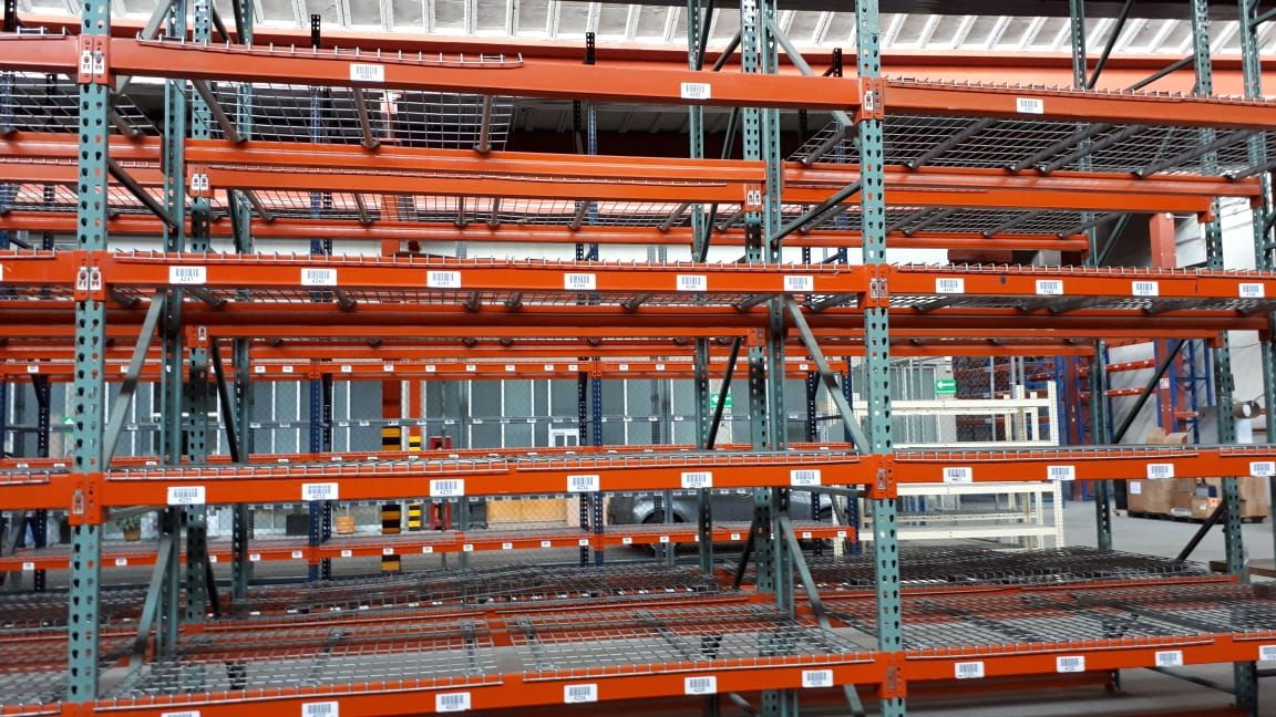 LOTE 071 - Sistema de Racks gris con naranja, 22 Postes con 68 Travesaños