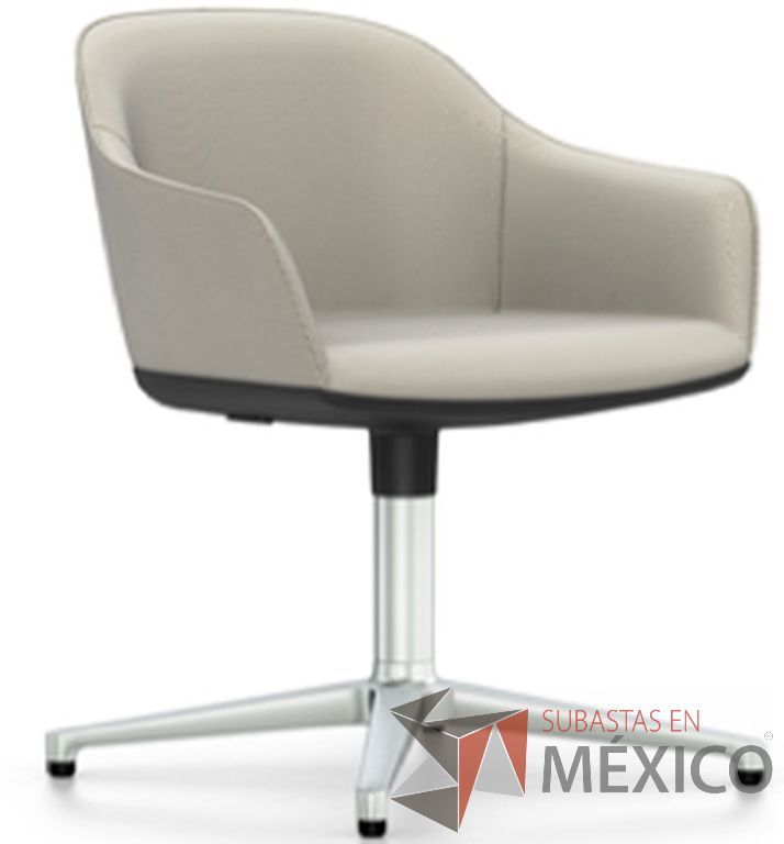 Lote 034 - Softshell con estructura interna de poliamida reforzada con fibra de vidrio. Los reposabrazos fijos están integrados en la carcasa, tapizados en tela moss gris claro. Base de 4 puntas cromada.