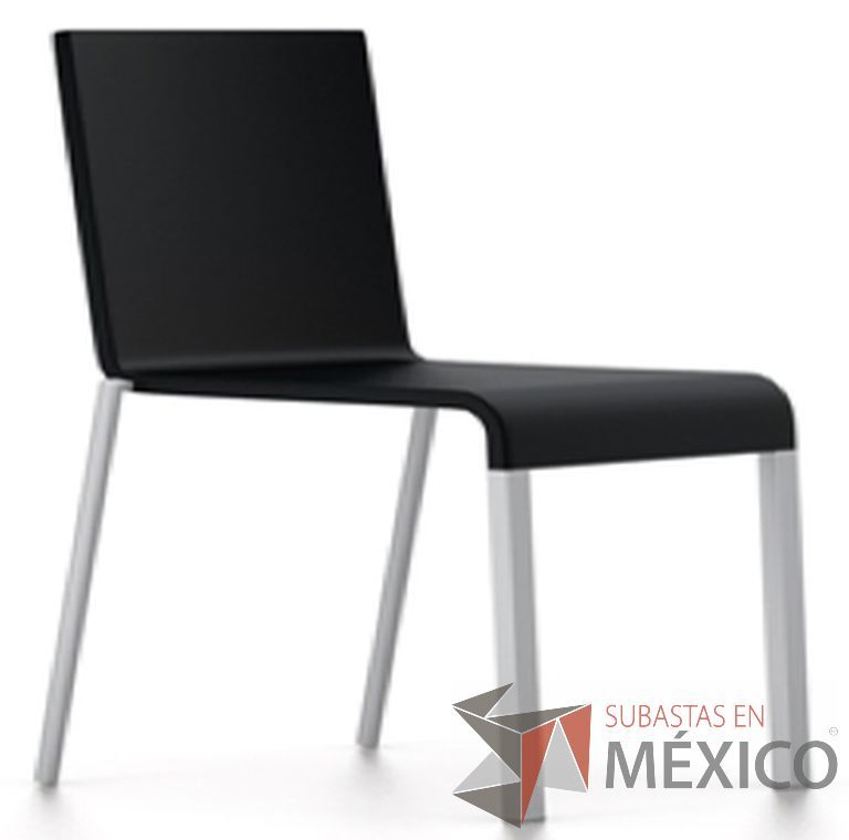 Lote 079 - 3 - .03 negra apilable. Carcasa del asiento en espuma de poliuretano integral con acolchado, estructura autoportante sobre estructura de acero tubular.