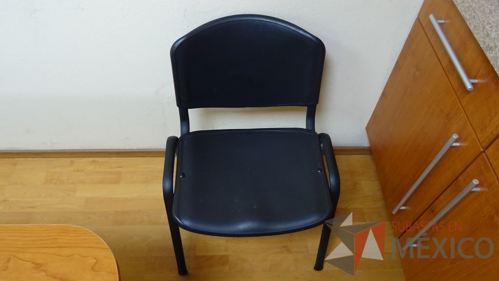 Lote 019 - 11 Sillas fijas de visita con asiento y respaldo de tela color negro
