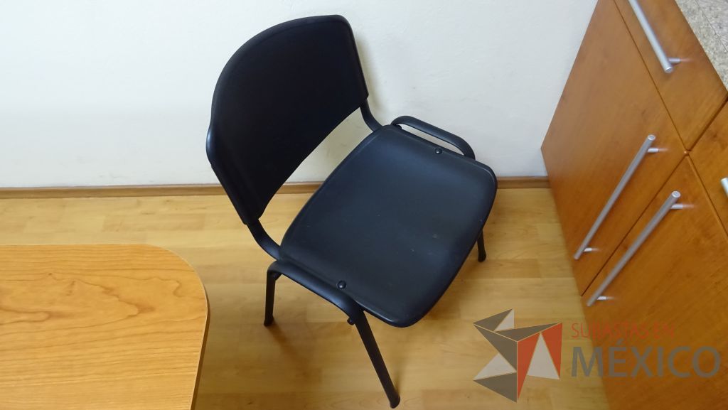 Lote 019 - 11 Sillas fijas de visita con asiento y respaldo de tela color negro - Imagen 2