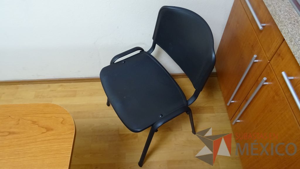 Lote 019 - 11 Sillas fijas de visita con asiento y respaldo de tela color negro - Imagen 3