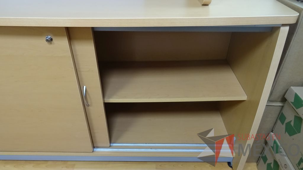 Lote 010 - Oficina ejecutiva, escritorio, archivero, credenza con gaveta - Imagen 6