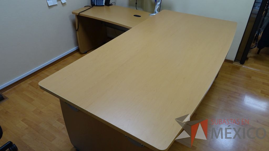 Lote 003 - Oficina ejecutiva, escritorio en escuadra y credenza de dos puertas con gaveta