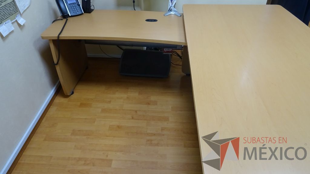 Lote 003 - Oficina ejecutiva, escritorio en escuadra y credenza de dos puertas con gaveta - Imagen 6