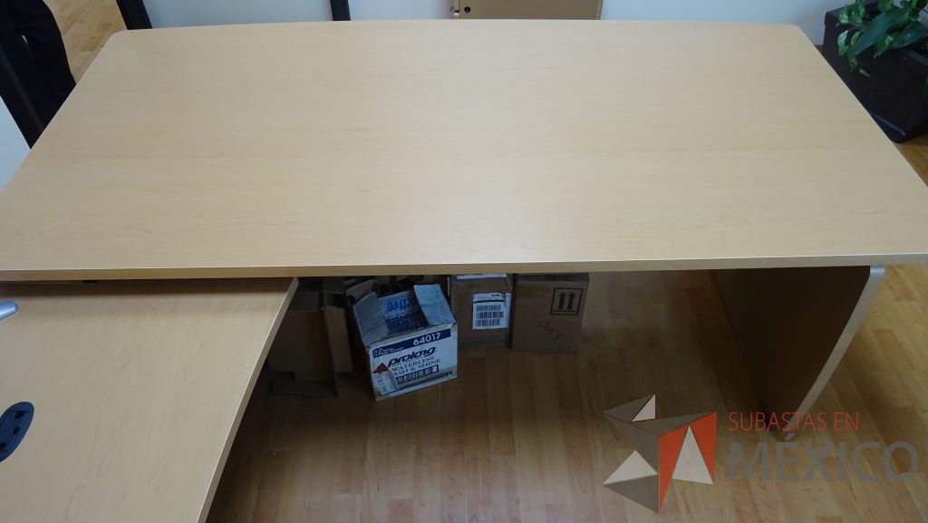 Lote 003 - Oficina ejecutiva, escritorio en escuadra y credenza de dos puertas con gaveta - Imagen 7
