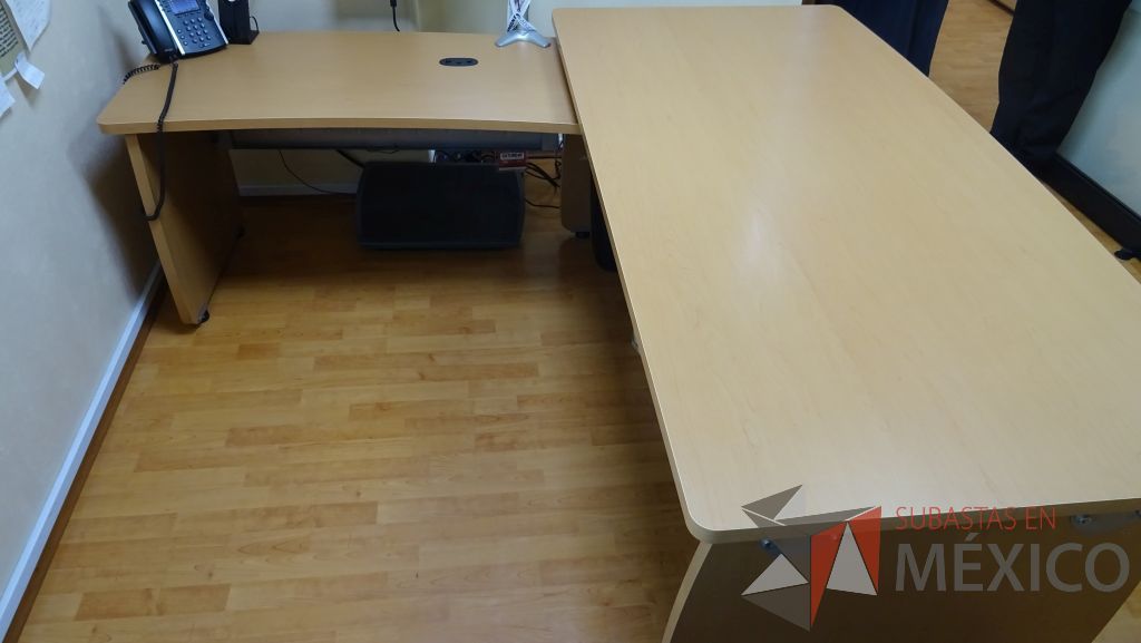 Lote 003 - Oficina ejecutiva, escritorio en escuadra y credenza de dos puertas con gaveta - Imagen 8