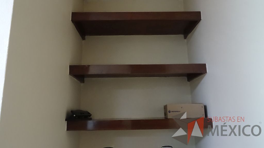 Lote 016 - 2 Gabinetes de madera con 2 puertas y 3 repisas, gabinetes con 4 puertas y una separación