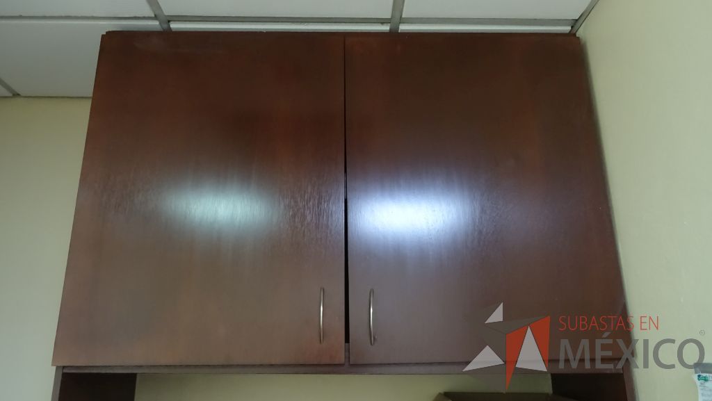 Lote 016 - 2 Gabinetes de madera con 2 puertas y 3 repisas, gabinetes con 4 puertas y una separación - Imagen 5