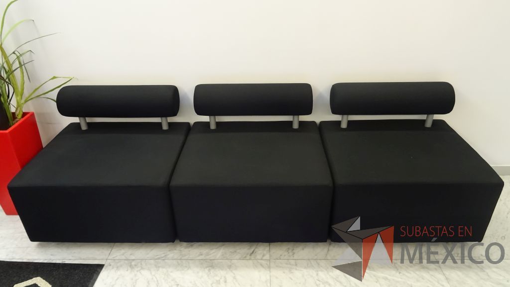 Lote 023 - Sillón de tela para sala de espera en color negro con respaldo en forma de cilindro