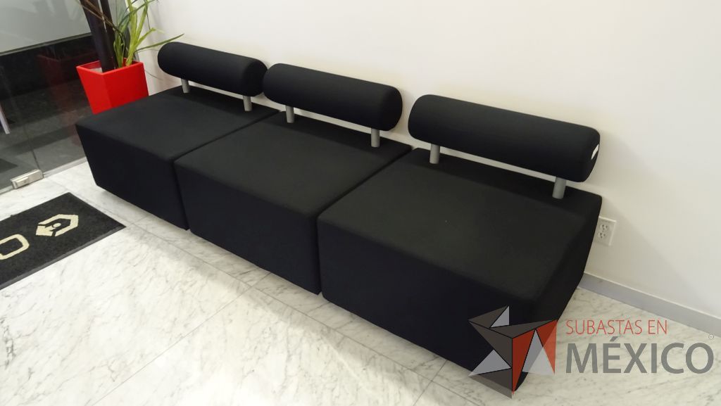 Lote 023 - Sillón de tela para sala de espera en color negro con respaldo en forma de cilindro - Imagen 3