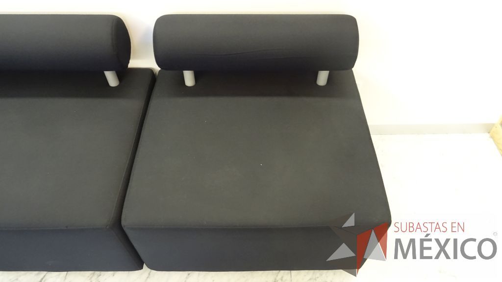 Lote 023 - Sillón de tela para sala de espera en color negro con respaldo en forma de cilindro - Imagen 4
