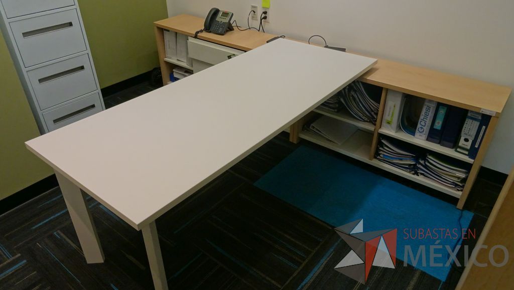 Lote 004 - Escritorio ejecutivo con cubierta blanca soportado por credenza con 8 divisiones, dos puertas y un cajón