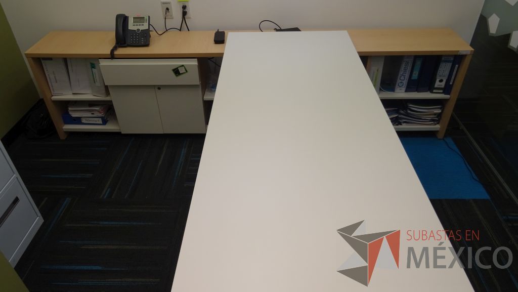 Lote 004 - Escritorio ejecutivo con cubierta blanca soportado por credenza con 8 divisiones, dos puertas y un cajón - Imagen 5