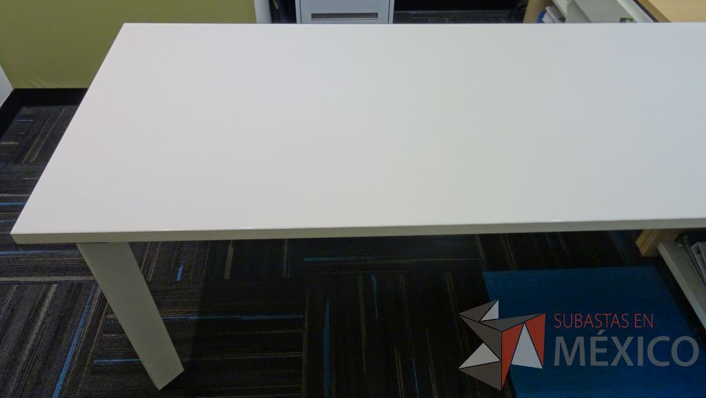 Lote 046 - Escritorio ejecutivo con cubierta blanca soportado por credenza con 8 divisiones, dos puertas y un cajón - Imagen 4