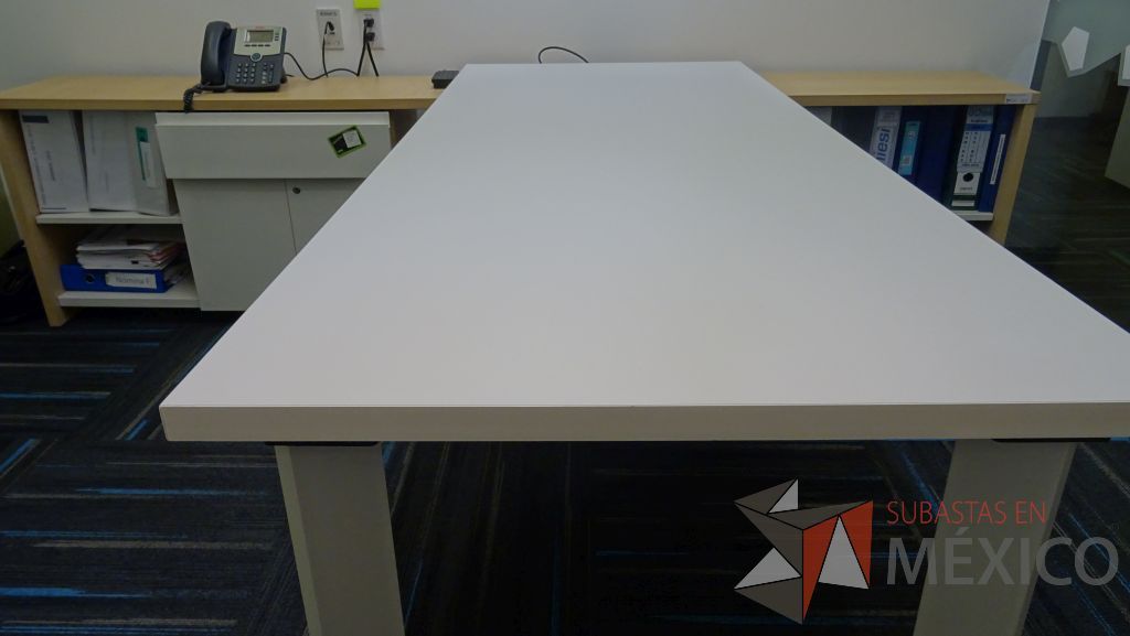 Lote 004 - Escritorio ejecutivo con cubierta blanca soportado por credenza con 8 divisiones, dos puertas y un cajón - Imagen 7