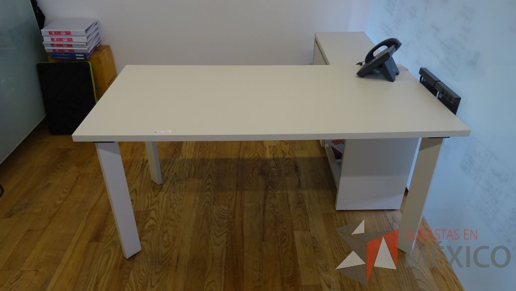 Lote 047 - Escritorio operativo en escuadra soportado por credenza de dos puertas y un cajón