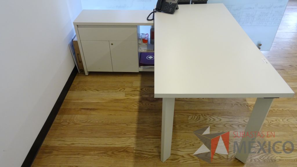 Lote 047 - Escritorio operativo en escuadra soportado por credenza de dos puertas y un cajón - Imagen 2