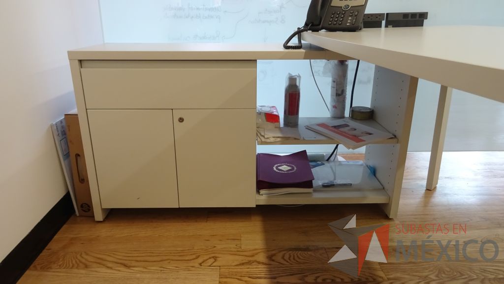 Lote 082 - Escritorio operativo en escuadra soportado por credenza de dos puertas y un cajón - Imagen 3