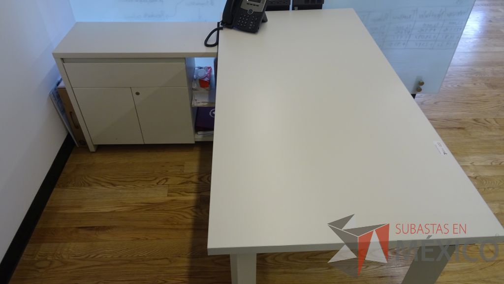 Lote 047 - Escritorio operativo en escuadra soportado por credenza de dos puertas y un cajón - Imagen 4