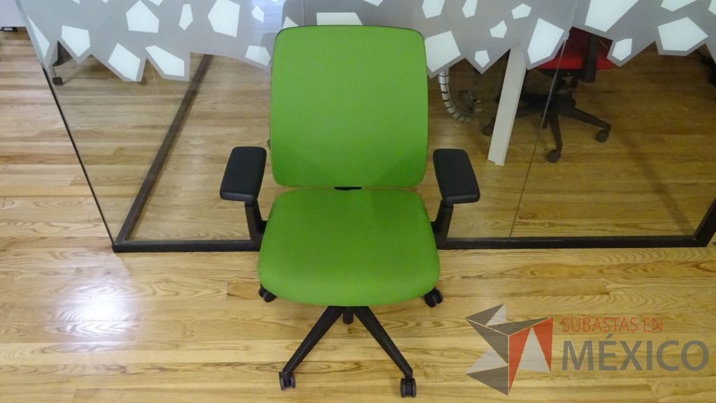 Lote 069 - Silla ejecutiva de tela en color verde con descansabrazos ajustables y ruedas