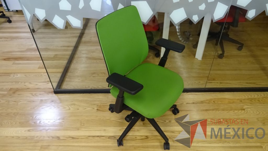 Lote 069 - Silla ejecutiva de tela en color verde con descansabrazos ajustables y ruedas - Imagen 2
