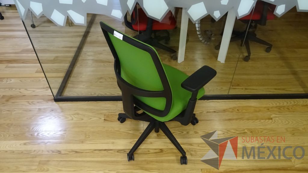 Lote 069 - Silla ejecutiva de tela en color verde con descansabrazos ajustables y ruedas - Imagen 3