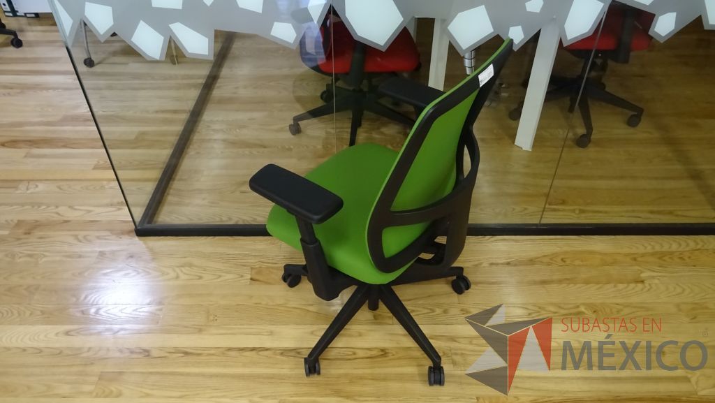Lote 069 - Silla ejecutiva de tela en color verde con descansabrazos ajustables y ruedas - Imagen 4