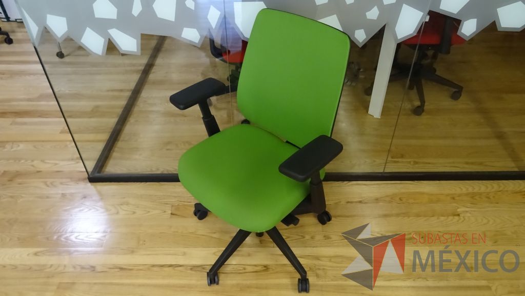 Lote 069 - Silla ejecutiva de tela en color verde con descansabrazos ajustables y ruedas - Imagen 5