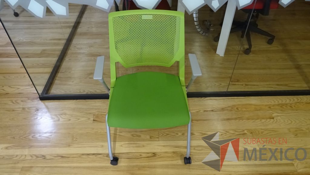Lote 059 - 2 Sillas de visita en color verde con respaldo de plástico, asiento de tela, descansabrazos y ruedas (copia)