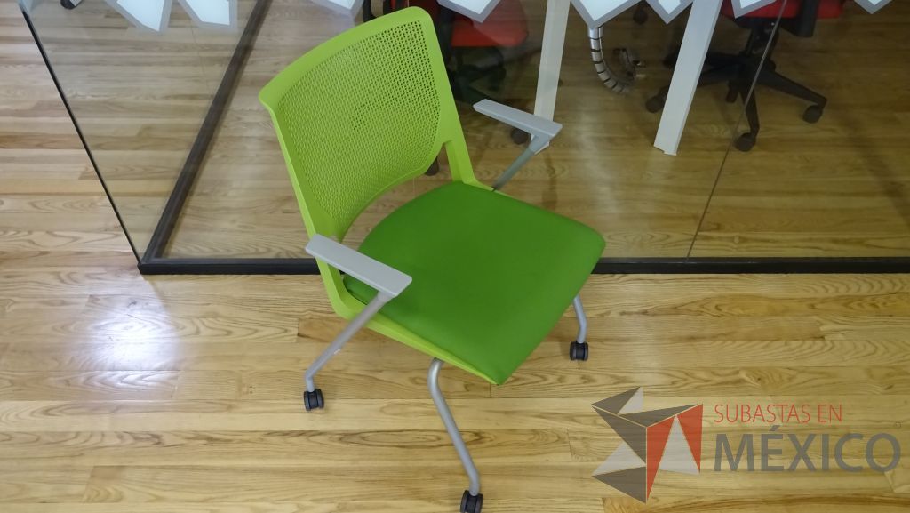 Lote 059 - 2 Sillas de visita en color verde con respaldo de plástico, asiento de tela, descansabrazos y ruedas (copia) - Imagen 2