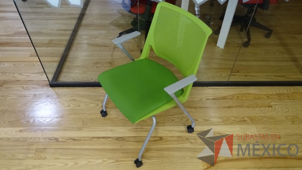 Lote 059 - 2 Sillas de visita en color verde con respaldo de plástico, asiento de tela, descansabrazos y ruedas (copia) - Imagen 3