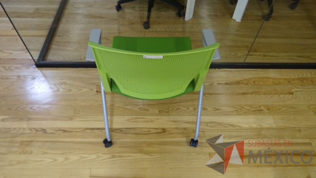 Lote 059 - 2 Sillas de visita en color verde con respaldo de plástico, asiento de tela, descansabrazos y ruedas (copia) - Imagen 4