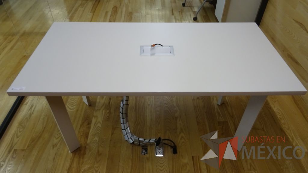 Lote 013 - Mesa de trabajo para 6 personas con conectores, cubierta color blanco y con patas metálicas - Imagen 2